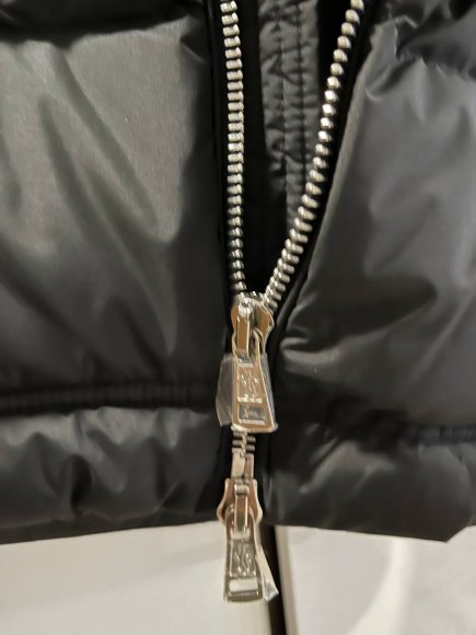 Moncler Мужская куртка пуховик S3D_2001MO2