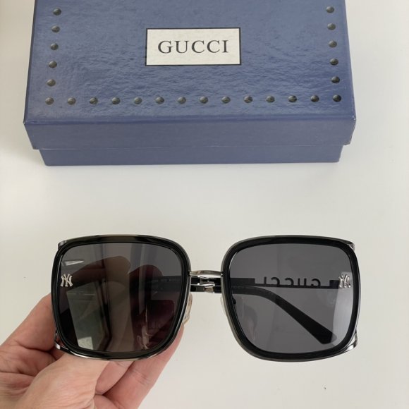 Gucci - Солнцезащитные очки K2_2402GU8 Gucci - Солнцезащитные очки K2_2402GU8