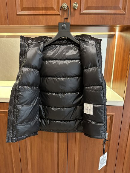 Moncler - Мужской жилет пуховик MI_0110MO2