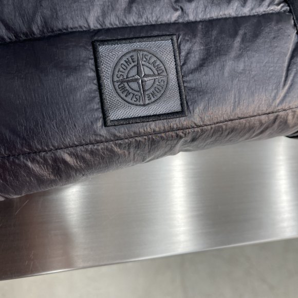 Stone Island - Мужской жилет пуховик TJ_1012SI6 Stone Island - Мужской жилет пуховик TJ_1012SI6