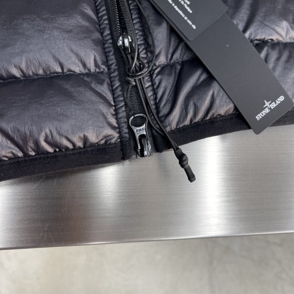 Stone Island - Мужской жилет пуховик TJ_1012SI6 Stone Island - Мужской жилет пуховик TJ_1012SI6