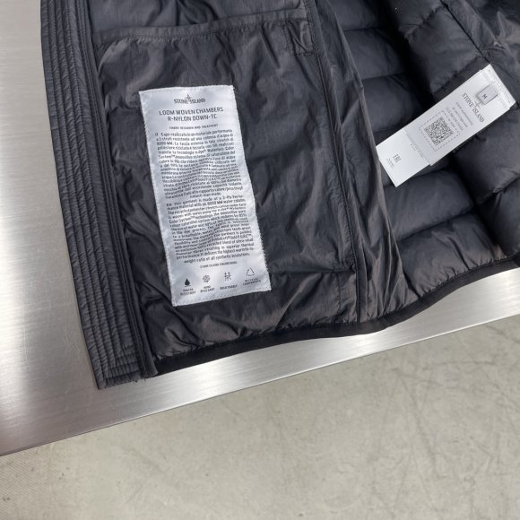 Stone Island - Мужской жилет пуховик TJ_1012SI6 Stone Island - Мужской жилет пуховик TJ_1012SI6