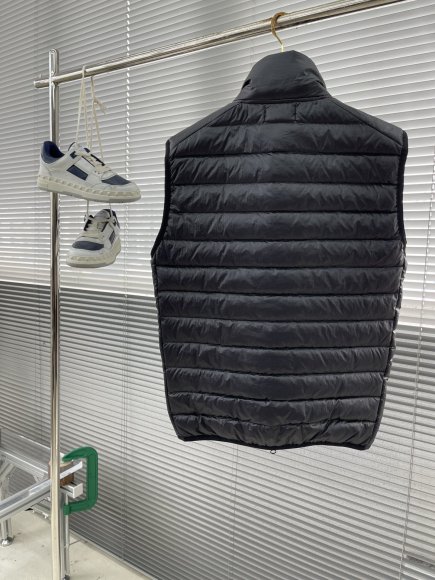 Stone Island - Мужской жилет пуховик TJ_1012SI6 Stone Island - Мужской жилет пуховик TJ_1012SI6