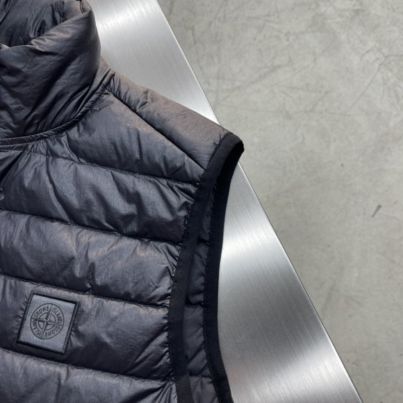 Stone Island - Мужской жилет пуховик TJ_1012SI6 Stone Island - Мужской жилет пуховик TJ_1012SI6