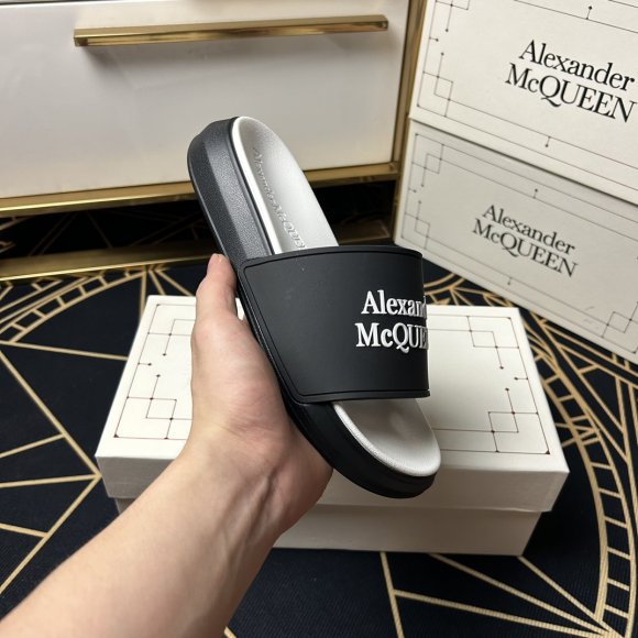 Alexander McQueen - Мужские шлепанцы сланцы GTL_1004AM7 Alexander McQueen - Мужские шлепанцы сланцы GTL_1004AM7