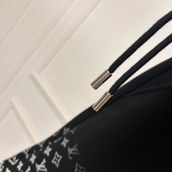 Louis Vuitton - Мужские шорты KN_2406LV10 Louis Vuitton - Мужские шорты KN_2406LV10