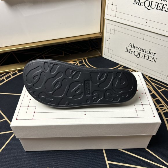 Alexander McQueen - Женские шлепанцы сланцы GTL_1004AM7W Alexander McQueen - Женские шлепанцы сланцы GTL_1004AM7W