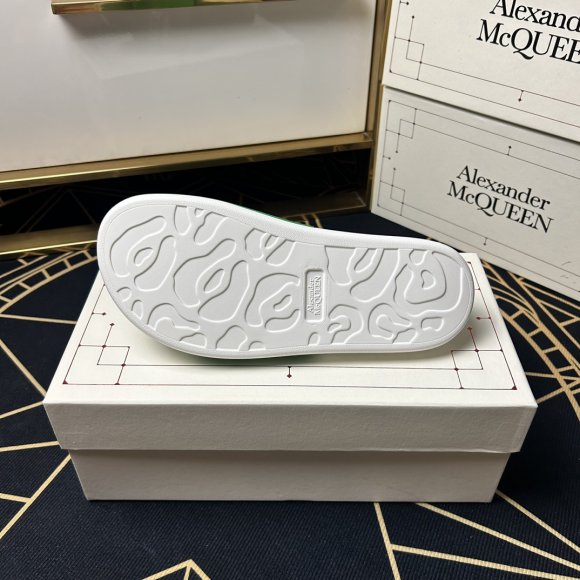 Alexander McQueen - Женские шлепанцы сланцы GTL_1004AM8W Alexander McQueen - Женские шлепанцы сланцы GTL_1004AM8W