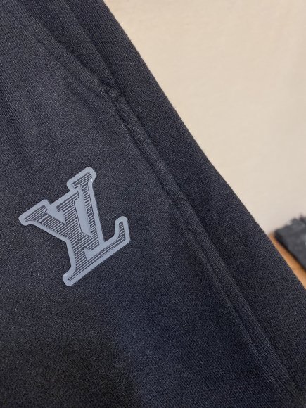 Louis Vuitton - Мужские спортивные штаны DZ_1208LV9 Louis Vuitton - Мужские спортивные штаны DZ_1208LV9