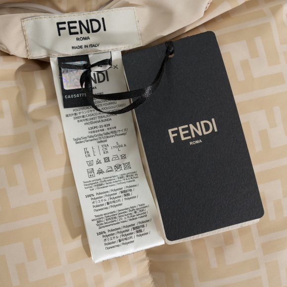 Fendi - Женская двусторонняя куртка пуховик ACE_0512FE3 Fendi - Женская двусторонняя куртка пуховик ACE_0512FE3