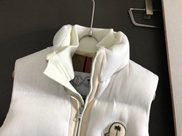 Moncler & Palm Angeles - Мужской жилет пуховик AH_1811MP3 Moncler & Palm Angeles - Мужской жилет пуховик AH_1811MP3