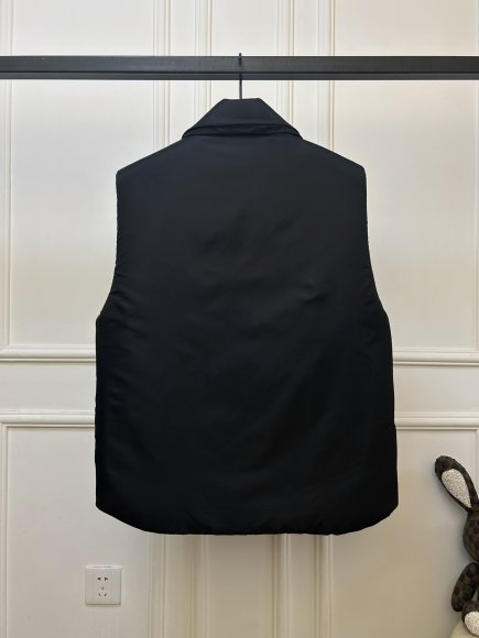 Prada - Мужской жилет пуховик KN_1510PR3