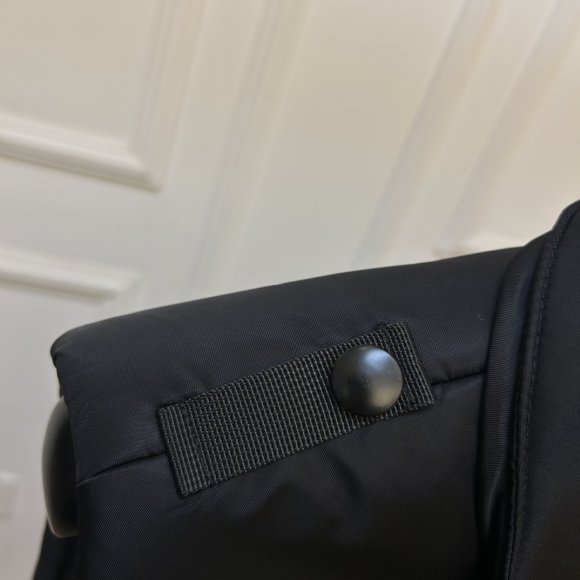 Prada - Мужской жилет пуховик KN_1510PR3