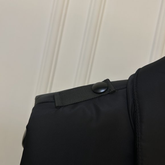 Prada - Мужской жилет пуховик KN_1510PR3