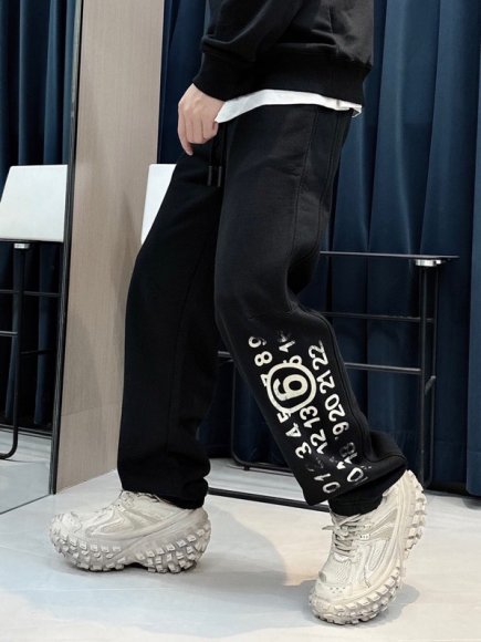 Maison Margiela MM6 - Мужские спортивные штаны AH_1811MM2 Maison Margiela MM6 - Мужские спортивные штаны AH_1811MM2