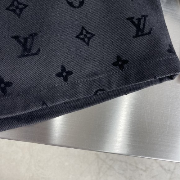 Louis Vuitton - Мужские шорты TJ_0506LV2 Louis Vuitton - Мужские шорты TJ_0506LV2