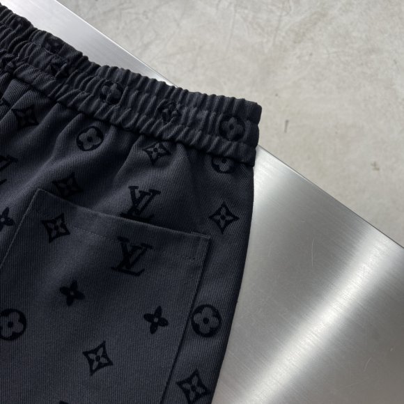 Louis Vuitton - Мужские шорты TJ_0506LV2 Louis Vuitton - Мужские шорты TJ_0506LV2