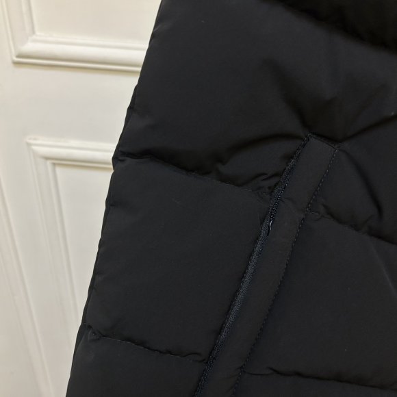 Prada - Мужской жилет пуховик KN_1510PR6