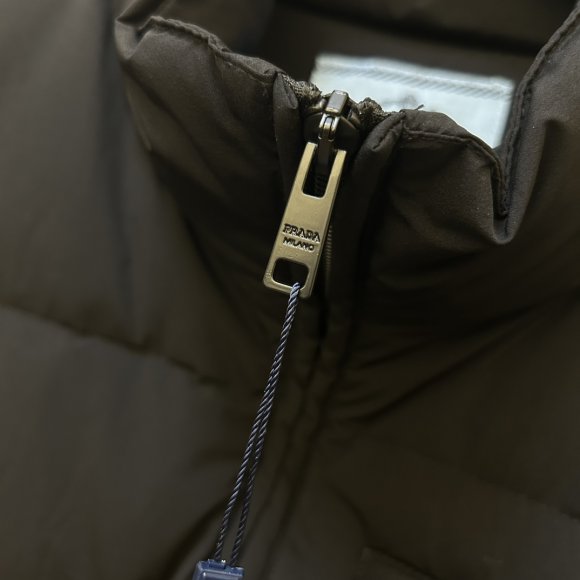 Prada - Мужской жилет пуховик KN_1510PR6